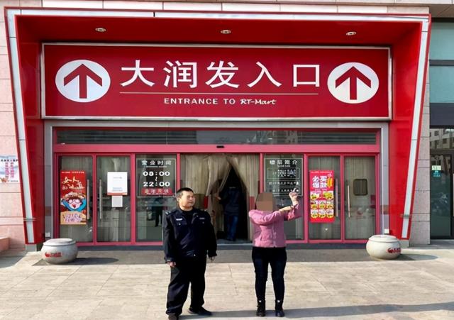 锦州大妈偷衣服只去大润发进入试衣间剪掉防盗扣穿上就走