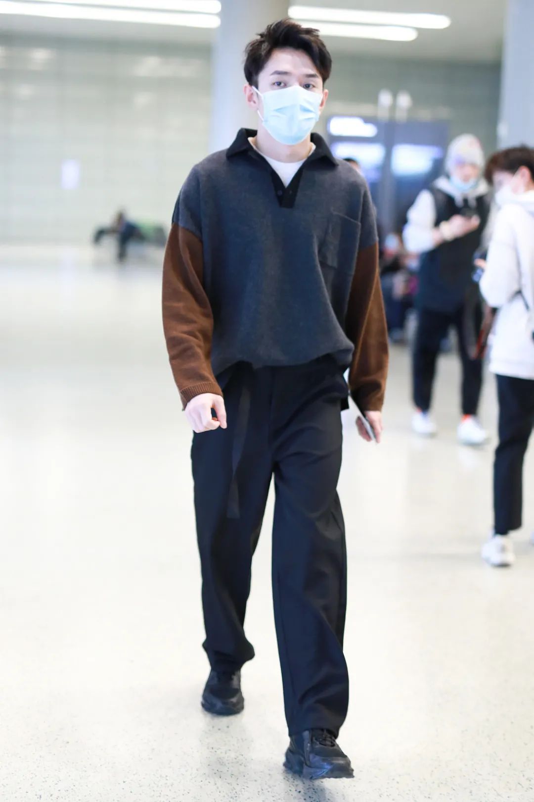 男星街拍| 硬汉胡军帅气现身,比伯夫妇又撒糖啦!