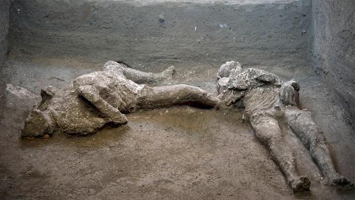 庞贝古城发掘出两具遗骸死者狰狞瞬间被凝固灾难现场浮现眼前