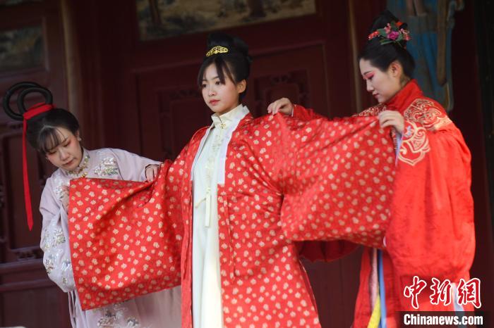 晋祠22日吹起一阵"国风",近百名传统文化爱好者在此上演国风礼仪