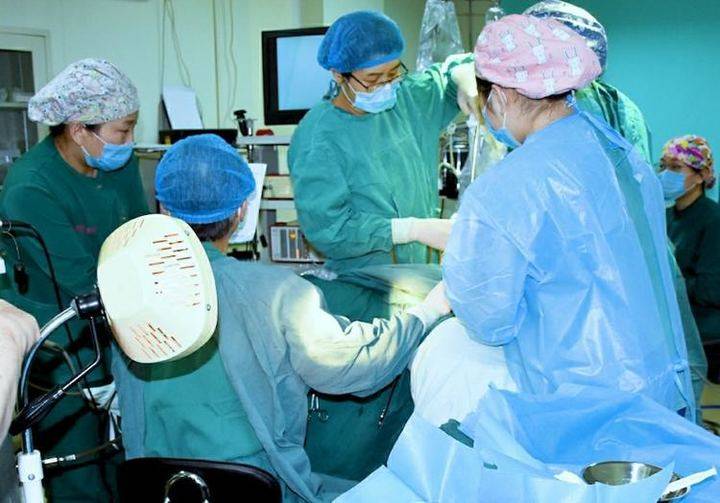 通过网络,潇潇了解到,其实经过手术,"石女"是可以"重塑女儿身"的.