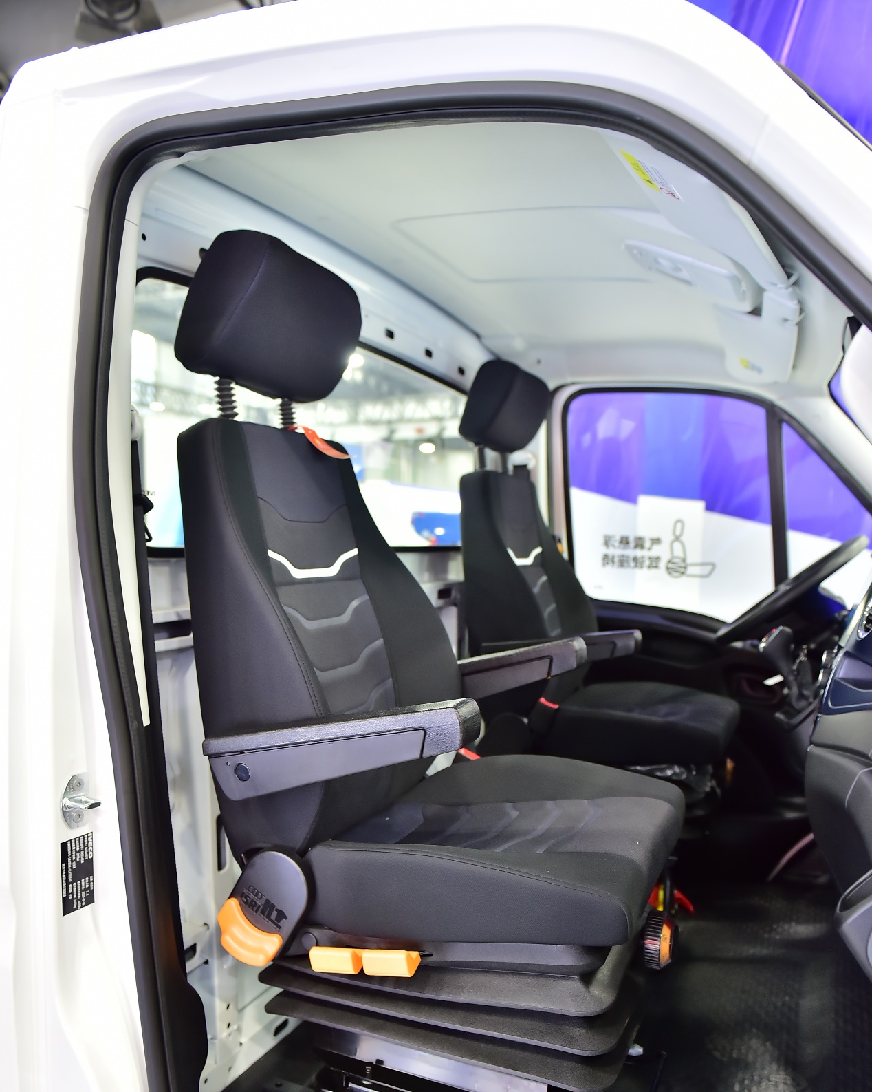 备受关注的空间方面,依维柯欧胜2021款配备了超宽省力侧拉门,方便搬运