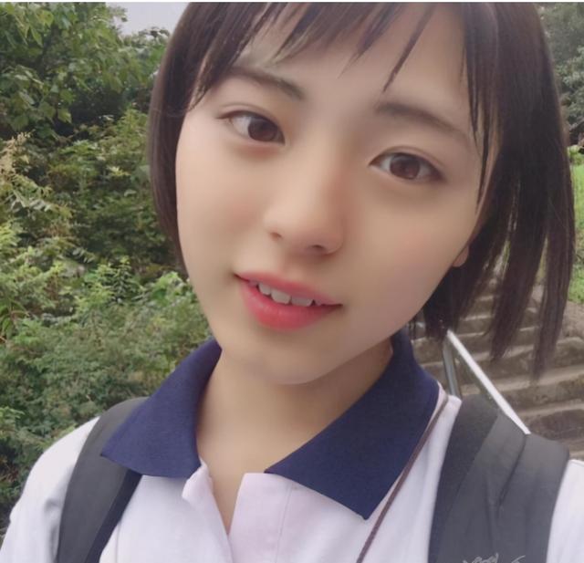 16岁高中生沉迷女装长相甜美吸粉无数女同学表示很羡慕