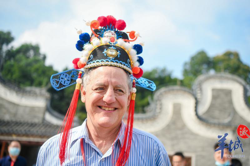 外国嘉宾戴上广州学生制作的粤剧头冠.
