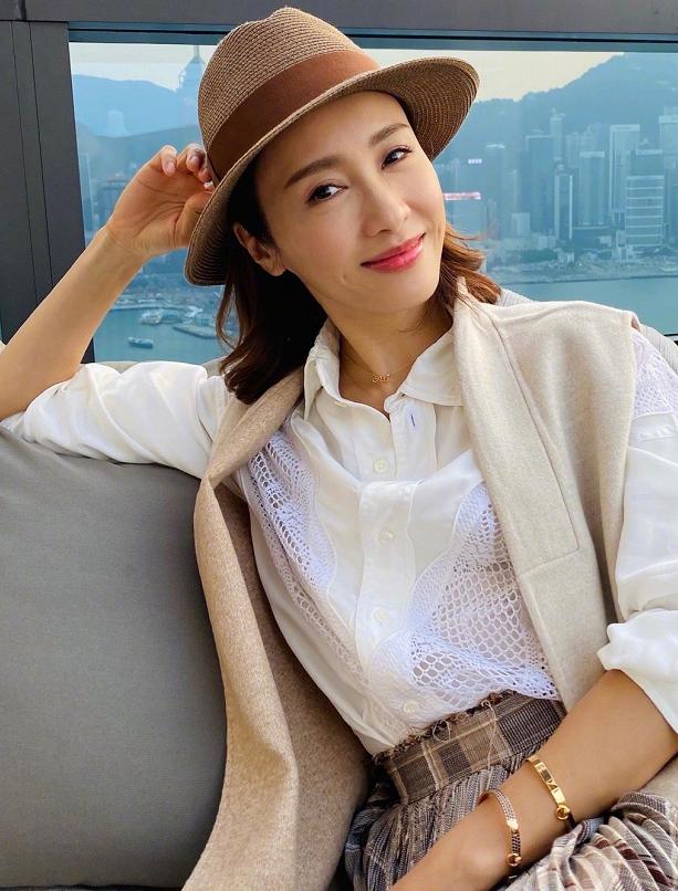 49岁黎姿仍是万人迷,穿白衬衫喝下午茶好美,有钱人的生活真好