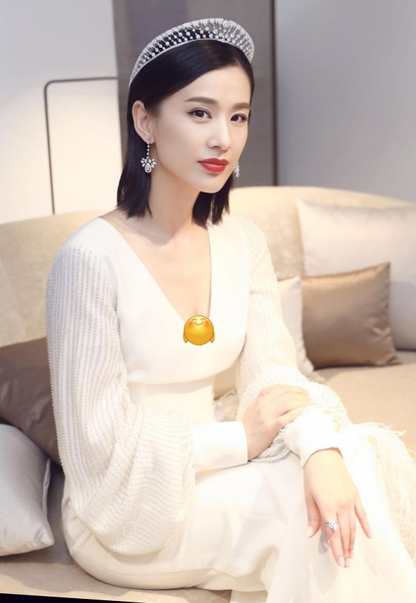 黄圣依的短发造型真惹眼但脸上没有肉感看着真有点不太美