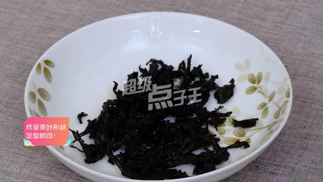 炸至油锅表面气泡变小,茶叶形状定型即可出锅.▽