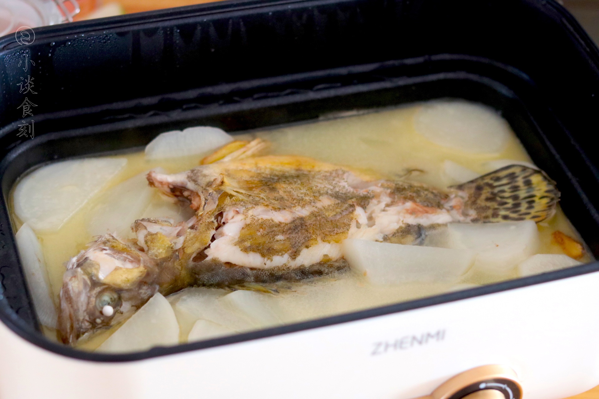 天冷,萝卜和鱼炖一锅,我家吃了十几年吃不腻,鲜香味美,还营养