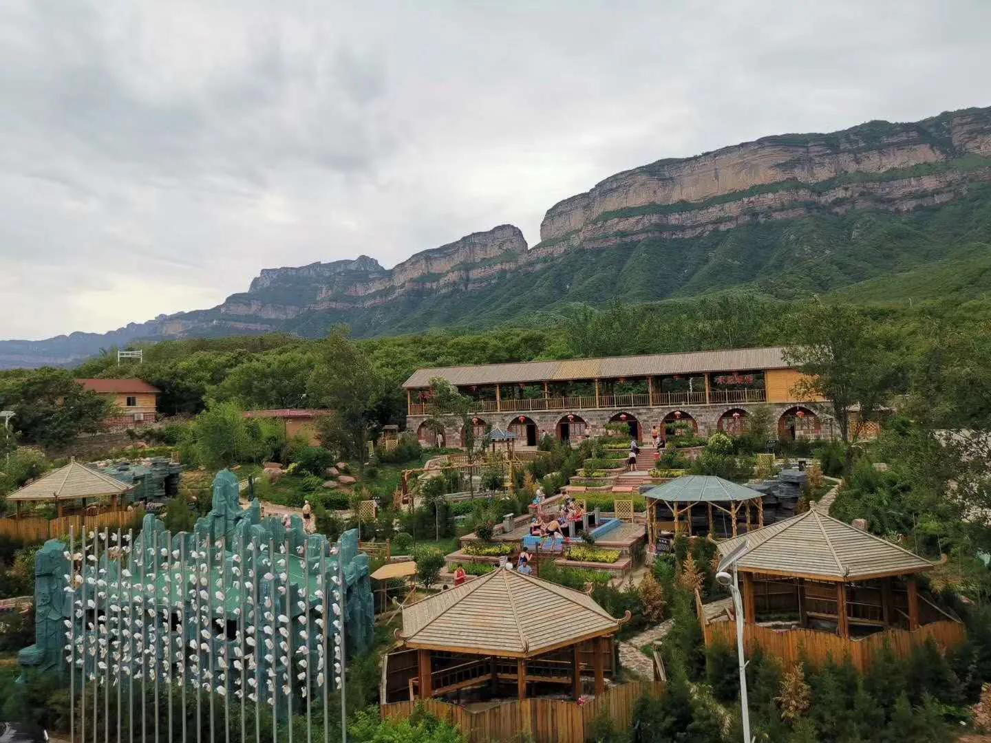 云泉度假村拥有私密窑洞温泉区,溶洞景观温泉区,户外园林温泉区,室内