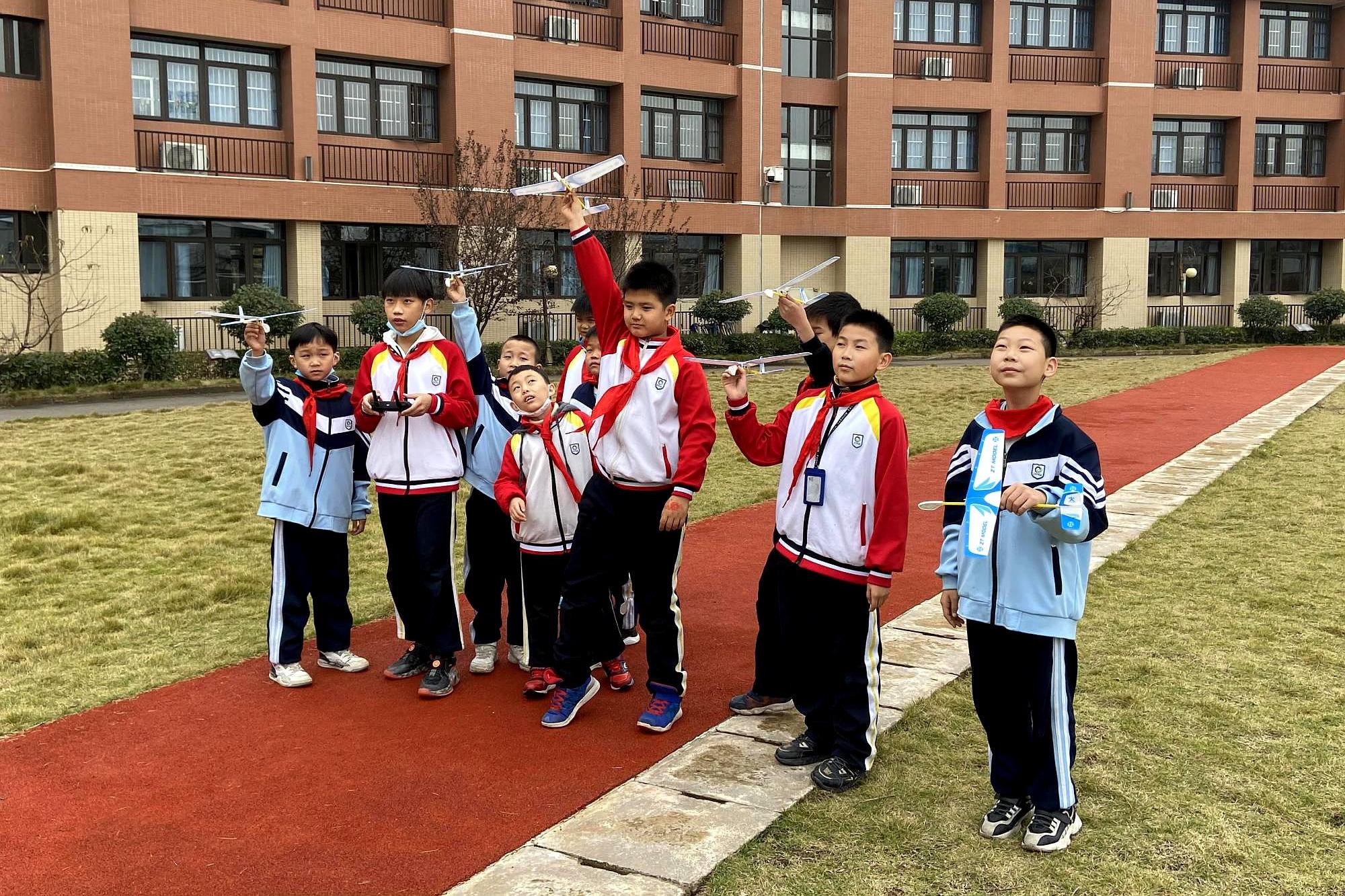 武汉市金银潭小学举行,国家级校园航空飞行营地授牌仪式