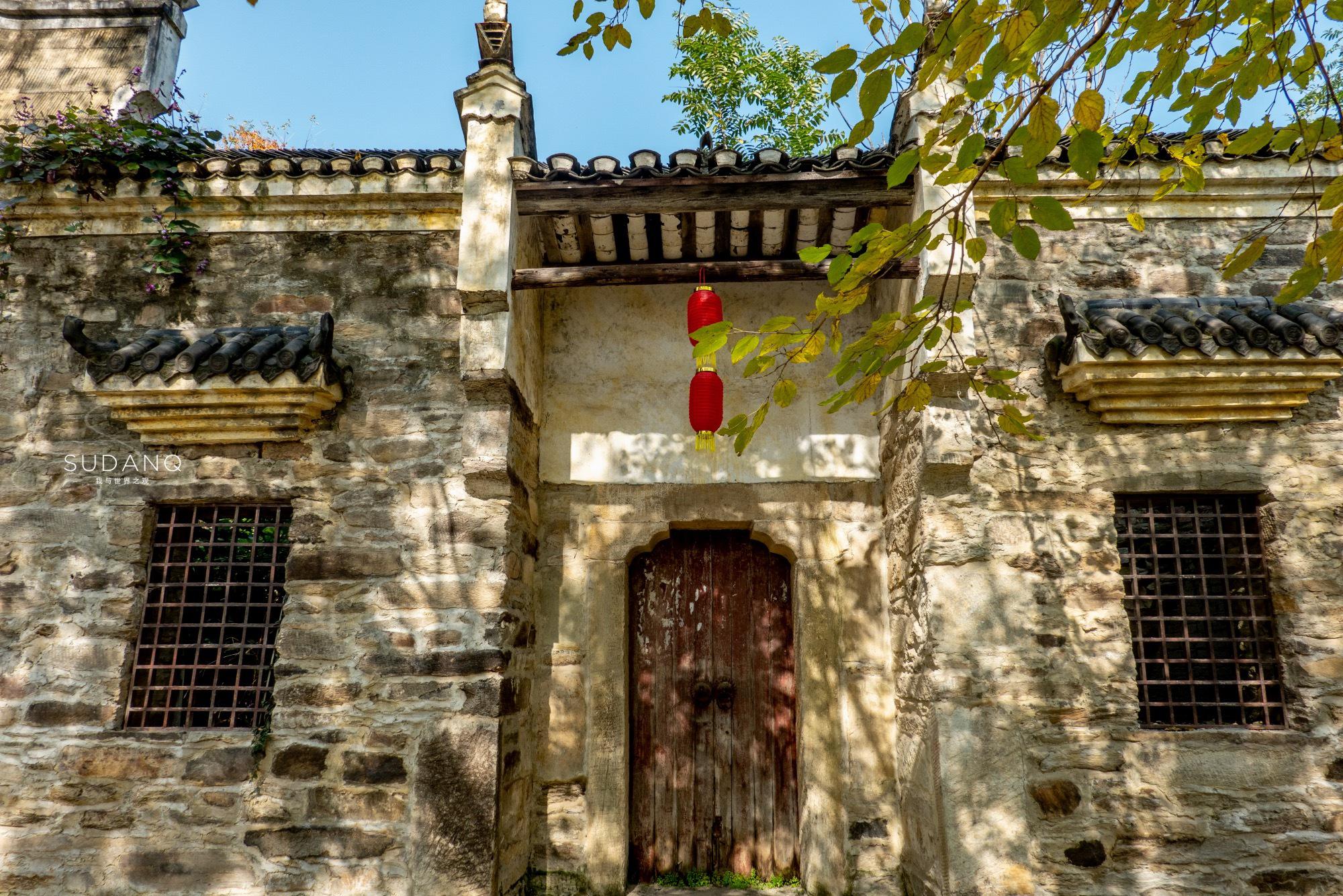 后面山围墙,是一座风光秀丽百年古村落,也是武汉保存完好的明清建筑群