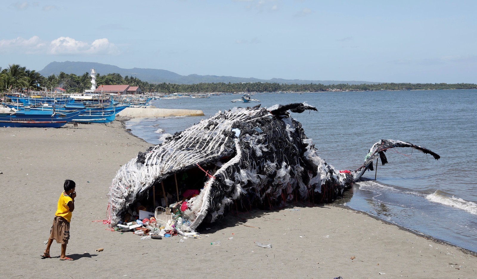 菲律宾海滩现一头“搁浅鲸鱼”，走近细看才知原来如此|鲸鱼|菲律宾|海洋垃圾_新浪新闻