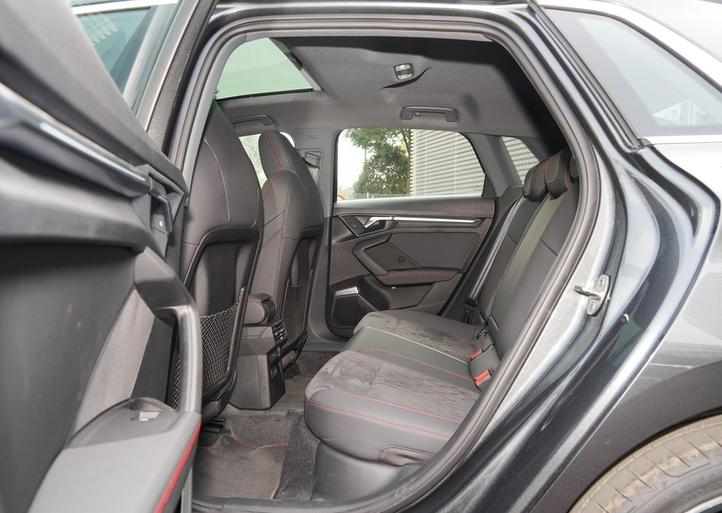 全新一代奥迪a3 sportback后排空间全新一代奥迪a3l后排空间另外,后排