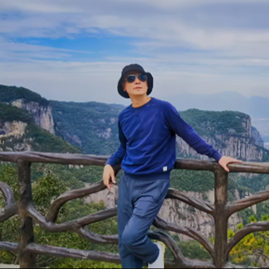 45岁的保剑锋晒登山照,成熟稳重,神采奕奕|保剑锋|登山|薛仁贵传奇