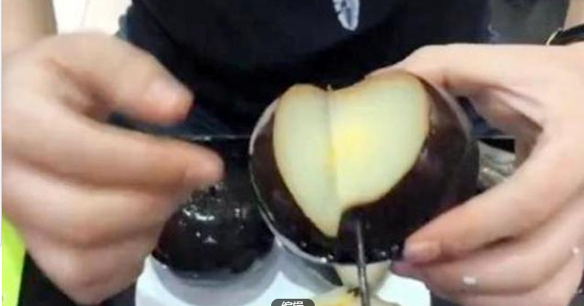 小伙网购东北“冻梨”,品尝过后太难吃,看到吃法后笑趴了!休闲区蓝鸢梦想 - Www.slyday.coM 小伙网购东北“冻梨”,品尝过后太难吃,看到吃法后笑趴了!休闲区蓝鸢梦想 - Www.slyday.coM