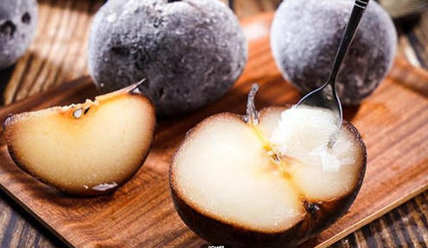 小伙网购东北“冻梨”,品尝过后太难吃,看到吃法后笑趴了!休闲区蓝鸢梦想 - Www.slyday.coM 小伙网购东北“冻梨”,品尝过后太难吃,看到吃法后笑趴了!休闲区蓝鸢梦想 - Www.slyday.coM