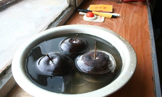 小伙网购东北冻梨,试吃后表示很失望,看到吃法后东北人已笑趴休闲区蓝鸢梦想 - Www.slyday.coM