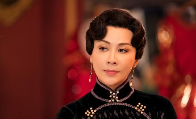 新版《半生缘》开播!55岁刘嘉玲脸僵明显,穿学生装强行"扮嫩"