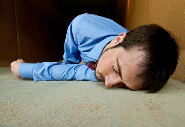 不出话来,小何赶紧趁机送男人下楼,等折返回来再看,小李已经昏迷不醒