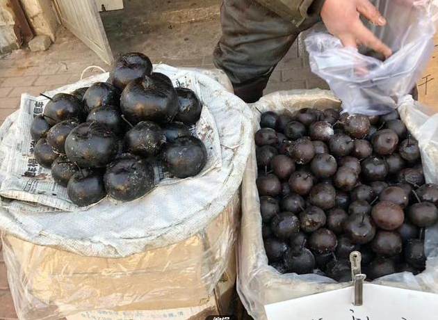 小伙网购东北“冻梨”,品尝过后太难吃,看到吃法后笑趴了!休闲区蓝鸢梦想 - Www.slyday.coM 小伙网购东北“冻梨”,品尝过后太难吃,看到吃法后笑趴了!休闲区蓝鸢梦想 - Www.slyday.coM