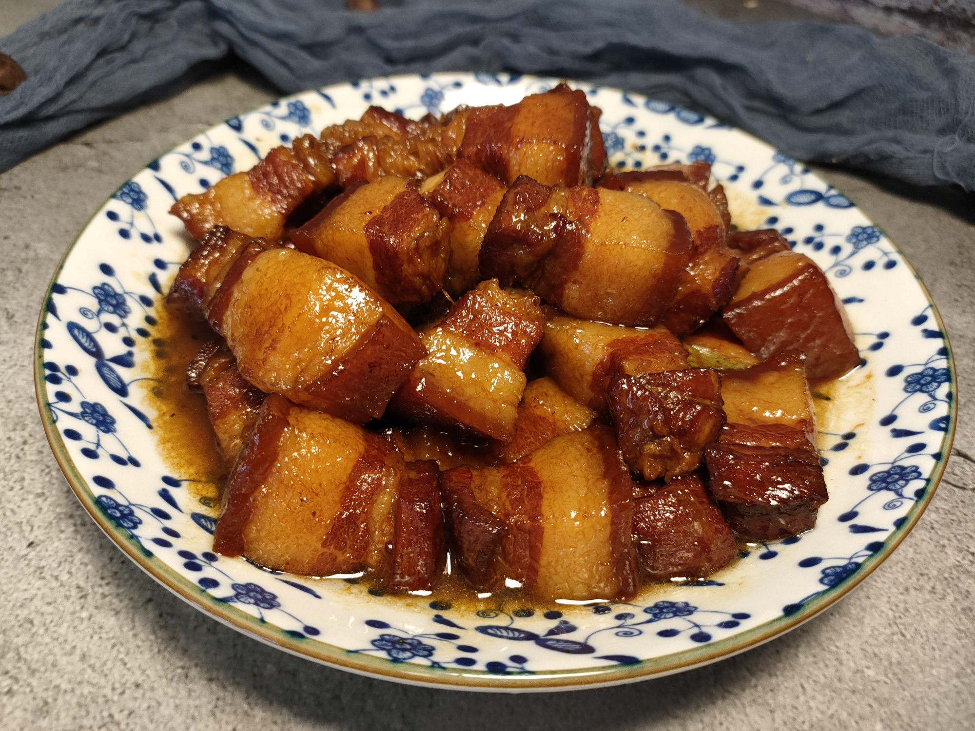 2,焯水的时候凉水下锅,焯水完成后用温水冲洗肉块.