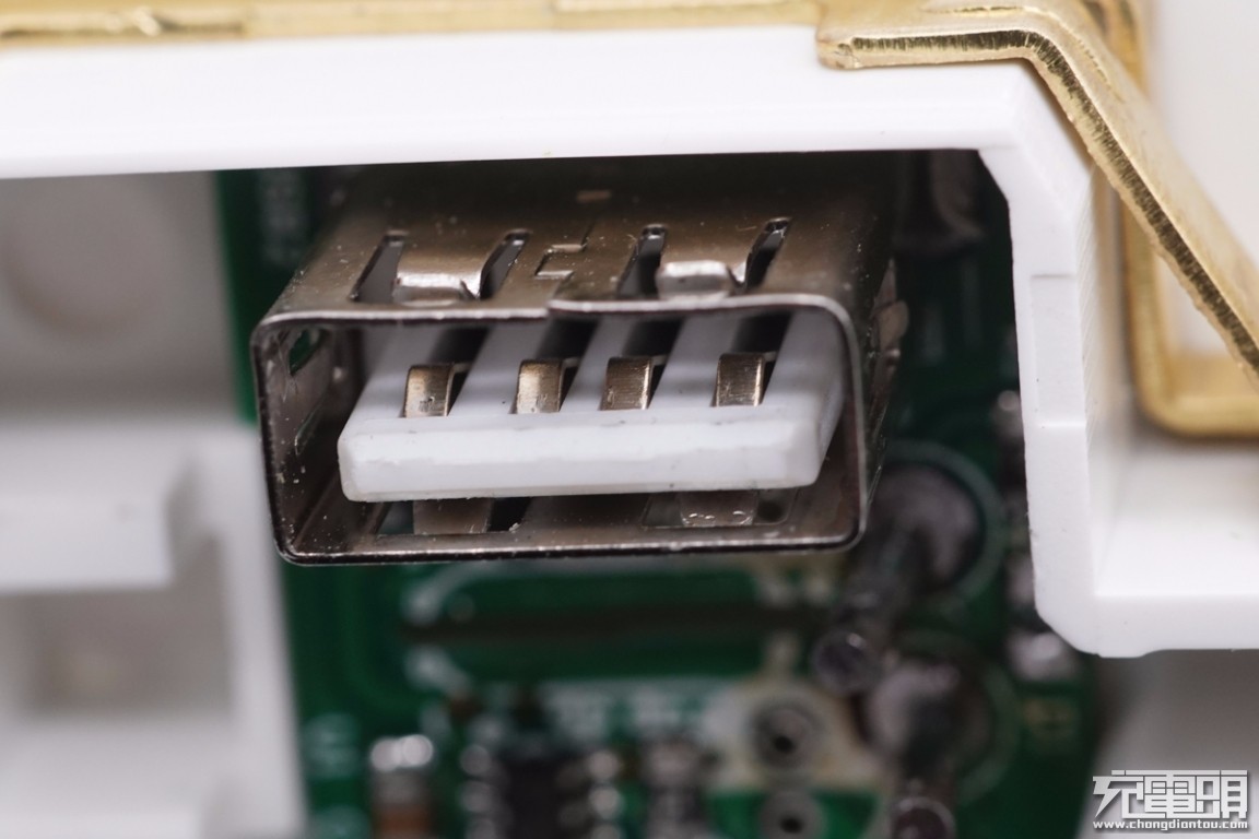 usb-a母座特写,垂直过孔焊接.