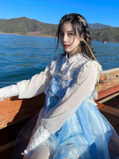 杨清柠晒外出旅游照穿洛丽塔变身小可爱视频出镜颜值太能打