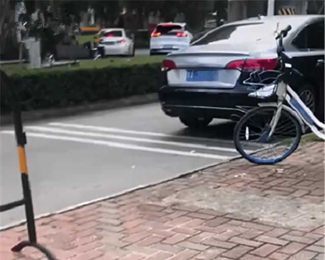 14万众泰z700改"迈巴赫风格",全车双拼色,上街回头率5颗星