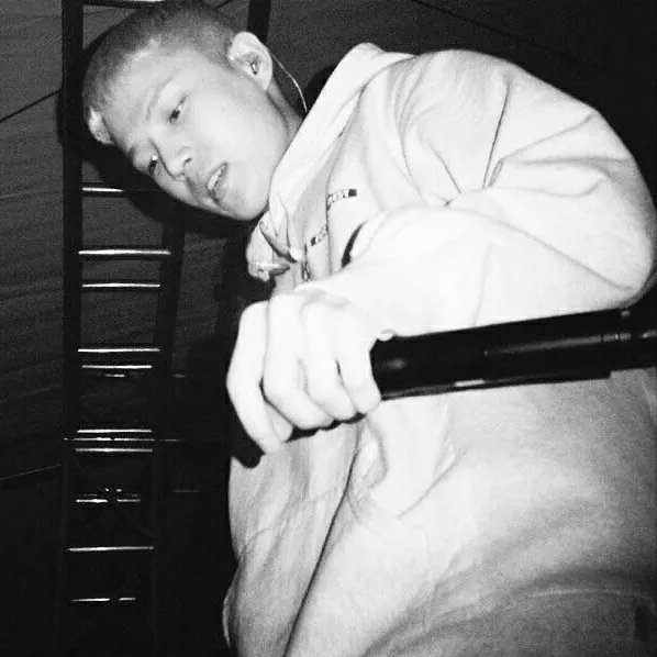 他最近几年分别发行了两张以蓝色骷髅标志为封面的专辑《death peace