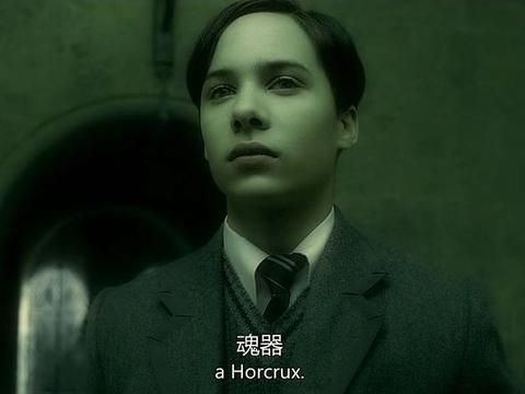 心生愤恨的他便连夜去杀死了里德尔一家(包括他的亲爹老汤姆