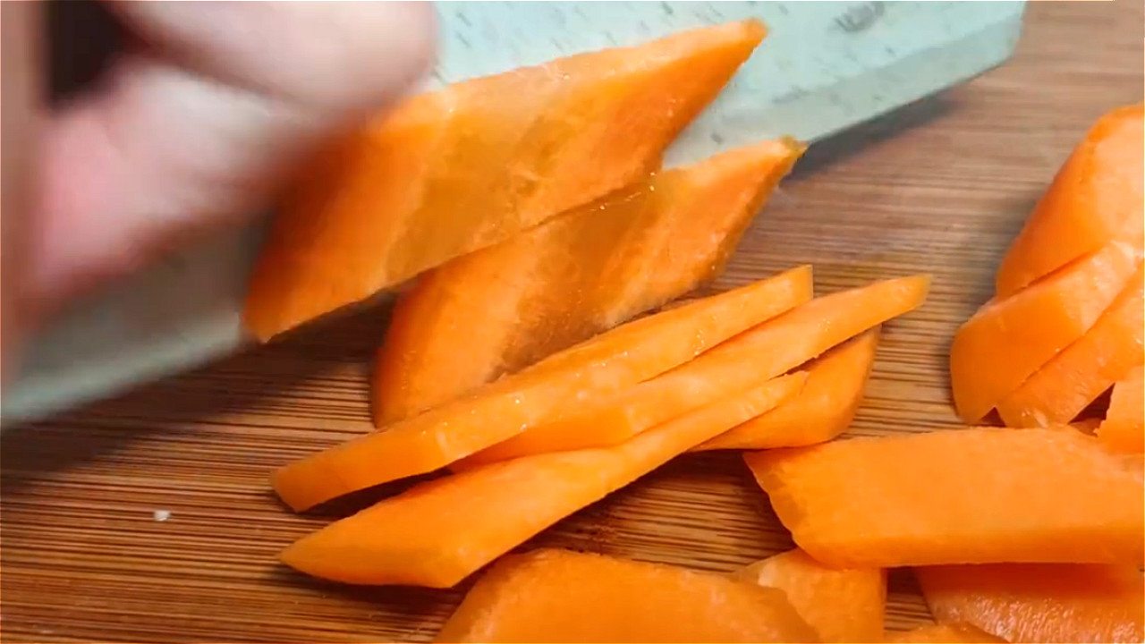 4.胡萝卜先斜着切成块,再切成小片.这样菱形状就出来了.