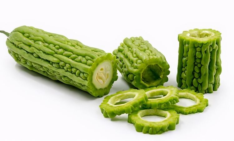 苦瓜常吃苦瓜能增强皮层活力,使皮肤变得细嫩健美.