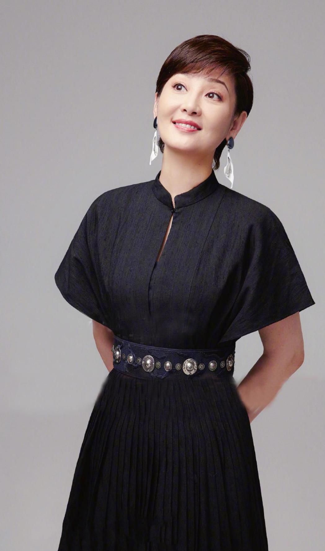 53岁徐帆年轻似少女她曾是王志文女友为何甘愿做冯小刚小三