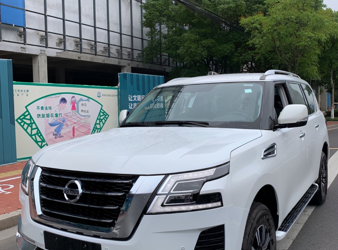 开丰田埃尔法提60万的新日产途乐,两副7字连号车牌,阵势非凡