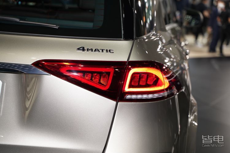 新款gle 350 e的尾灯是变得更加的细长,同时也是用上了最新的倒三角式