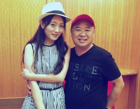 赵本山一手将其捧红,美女妻子比他小20多岁|王晓曦|赵本山|妻子_新浪