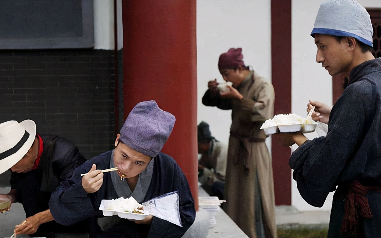 横店几十万群演生活,不缺美女,几十元干一天,领完盒饭就回家?