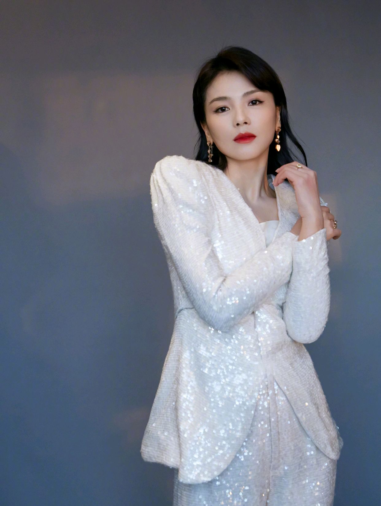 刘涛当主播后衣品更高白色亮片西服套装干练利落真有女总裁范