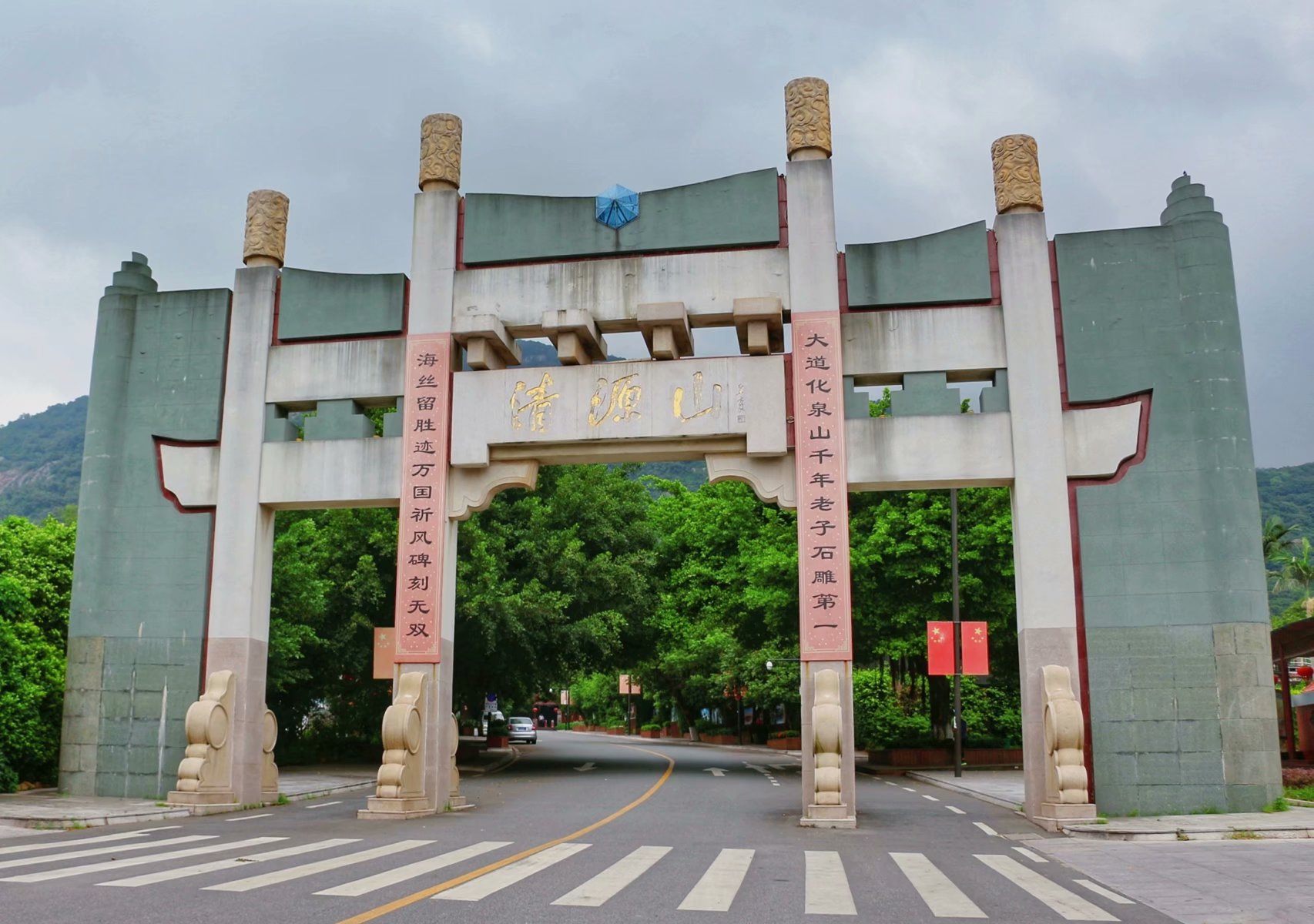 在正式进入景区前,会经过一座极具特色的老君岩山门,高12.