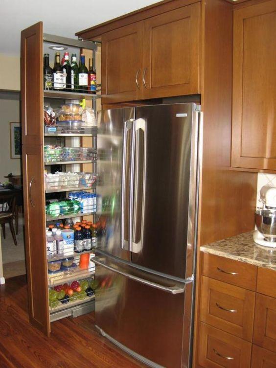 我也想试试,围着冰箱打一圈n型收纳柜,摆放瓶罐清爽容量也大