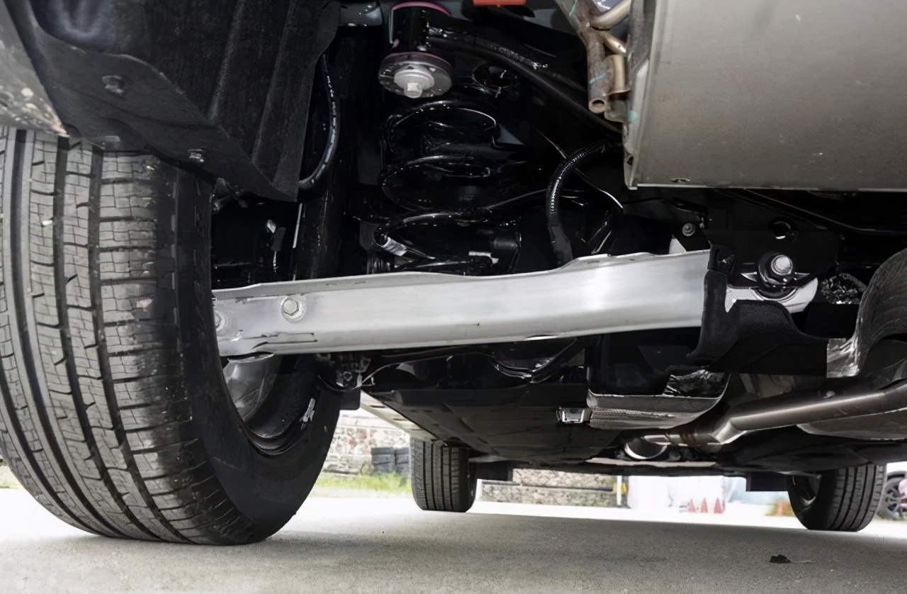 在底盘的细节方面,福特锐际做得也非常细致,如果把车辆升起来就能发现