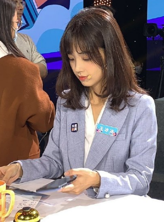 照片中的这位女生就是今天小优要分享的对象王冰冰了