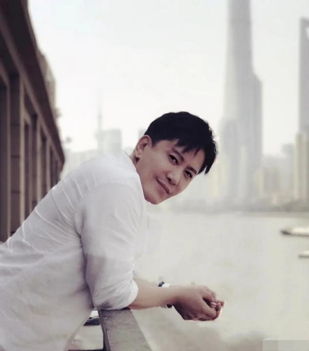 51岁毛宁近照曝光!帅气冻龄似小伙,与好友陈明聚餐搞怪自拍