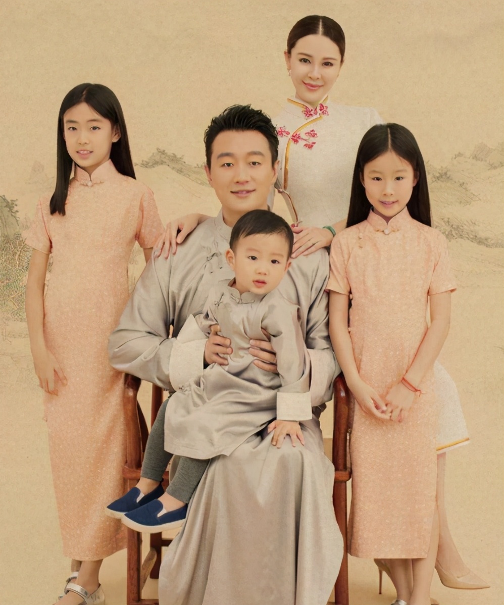一张全家福引发争议,佟大为"重男轻女"?和女儿比更爱儿子?