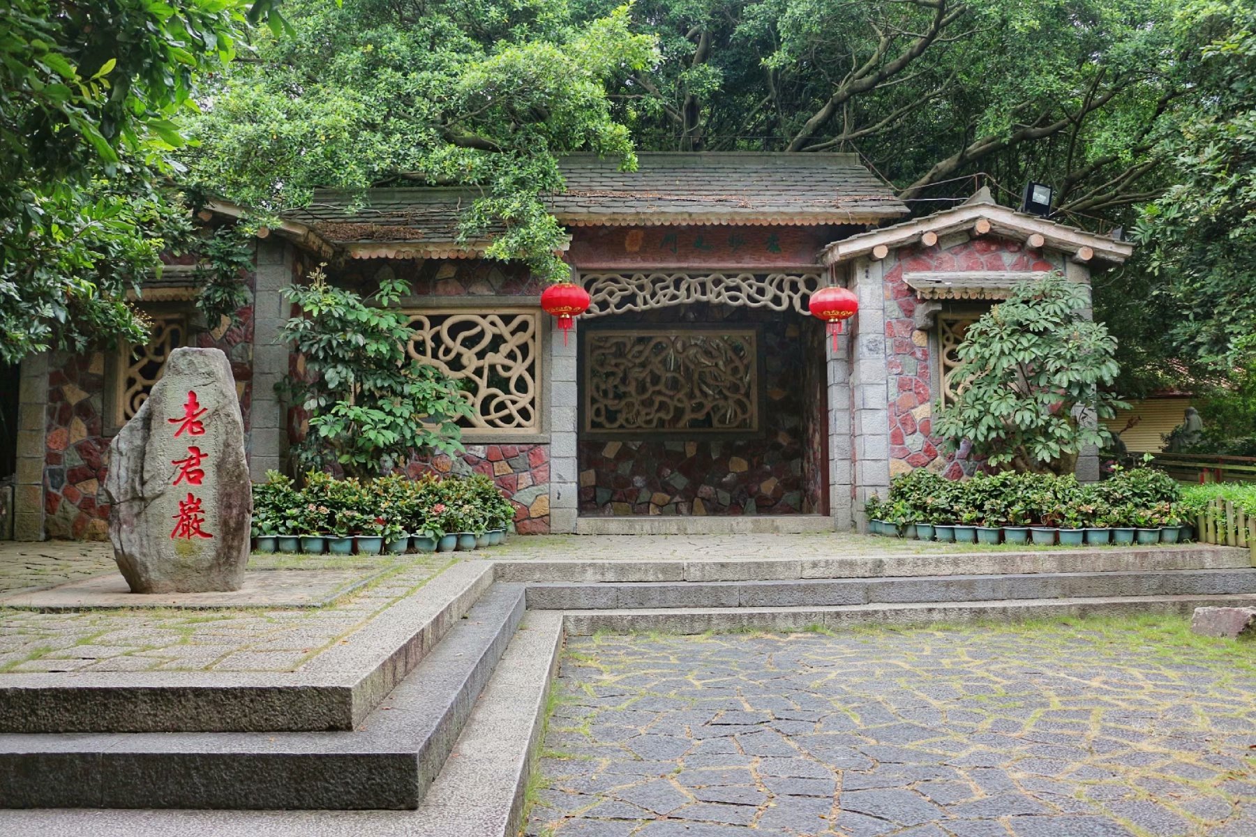 尤以老君岩,千手岩,弥陀岩,碧霄岩,瑞象岩,虎乳泉,南台岩,清源洞