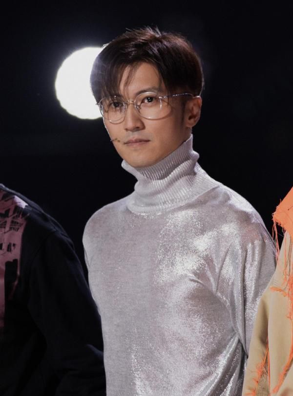 谢霆锋童年女装照曝光!撞脸鹿晗女友关晓彤,网友:傻傻分不清楚