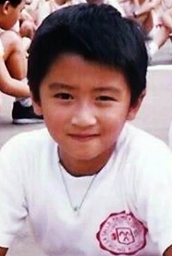 谢霆锋童年女装照撞脸关晓彤,网友:不说是谢霆锋女装以为关晓彤