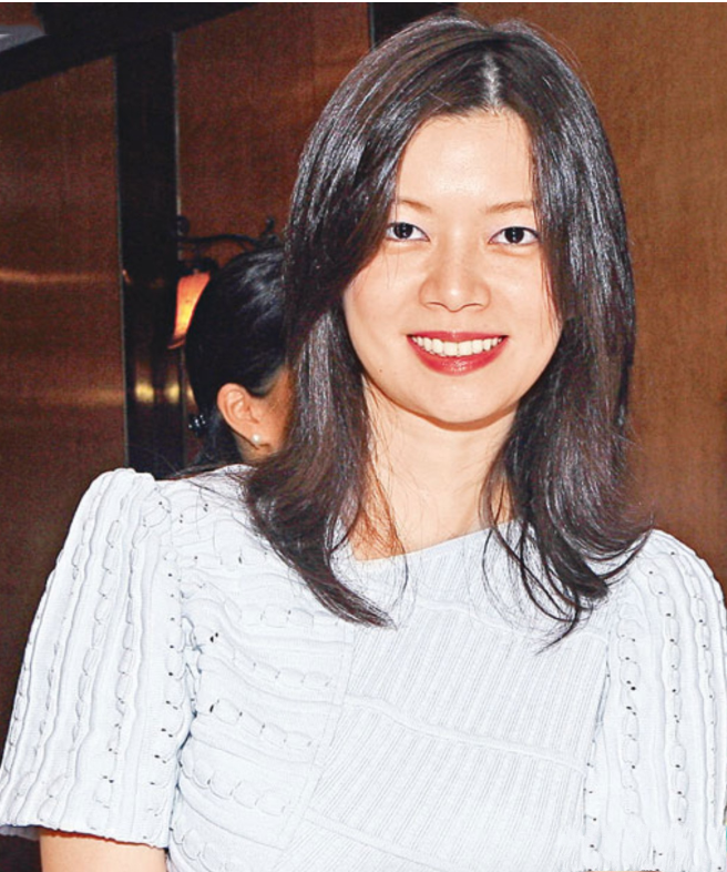 翻领风衣内搭小黑裙,彰显女性高级品味|于文凤|周星驰|内搭_新浪新闻