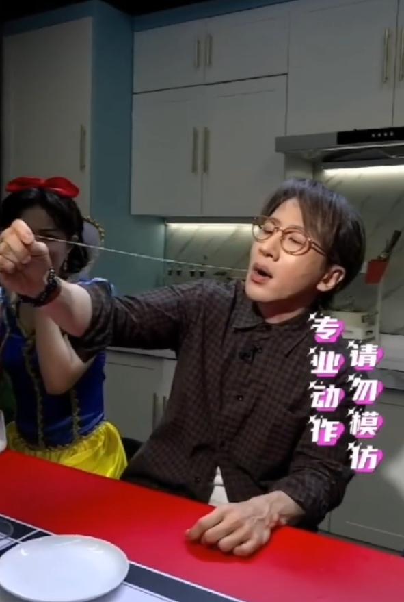 刘谦表演"吞针术"博眼球，用肚子穿针引线，主持人都被吓到了休闲区蓝鸢梦想 - Www.slyday.coM