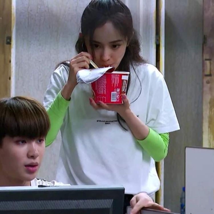 女明星也吃泡面,杨颖坐在路边,看到杨超越:慢点别噎着!